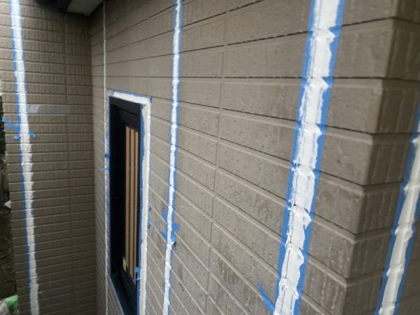 福岡県小郡市三国ヶ丘のＭ様邸で外壁のチョーキングやコーキング劣化を修復し、美観と耐久性を向上させる外壁と屋根の塗装工事を行います！2/5着工です。【HPより】