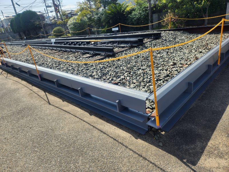 福岡県古賀市のM製作所様にて、展示中のレール周辺と門扉の鉄部をサビ補修・防錆塗装で美しくリフレッシュする工事を行いました。3/31完成です。【HPより】