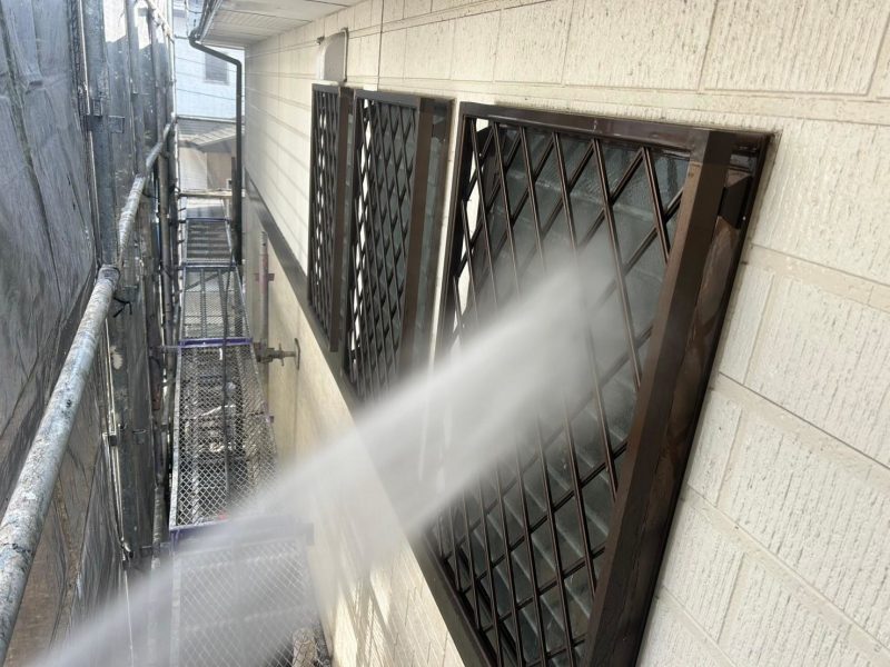 福岡県福岡市東区香住ケ丘のI様邸にて、コーキング劣化・屋根の汚れ・軒天のカビを修復し、美観と防水性を向上させる外壁・屋根塗装工事を行いました！3/27完成です。【HPより】