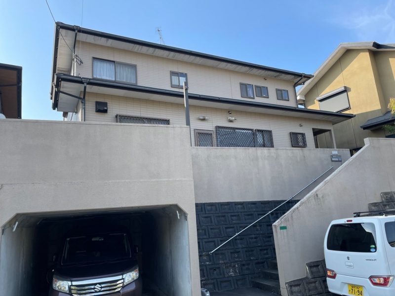 福岡県筑紫野市紫のH様邸でチョーキング現象や屋根・軒天の汚れを改善し、美観と耐久性を向上させる外壁・屋根塗装工事を行いました！3/21完成です。【HPより】