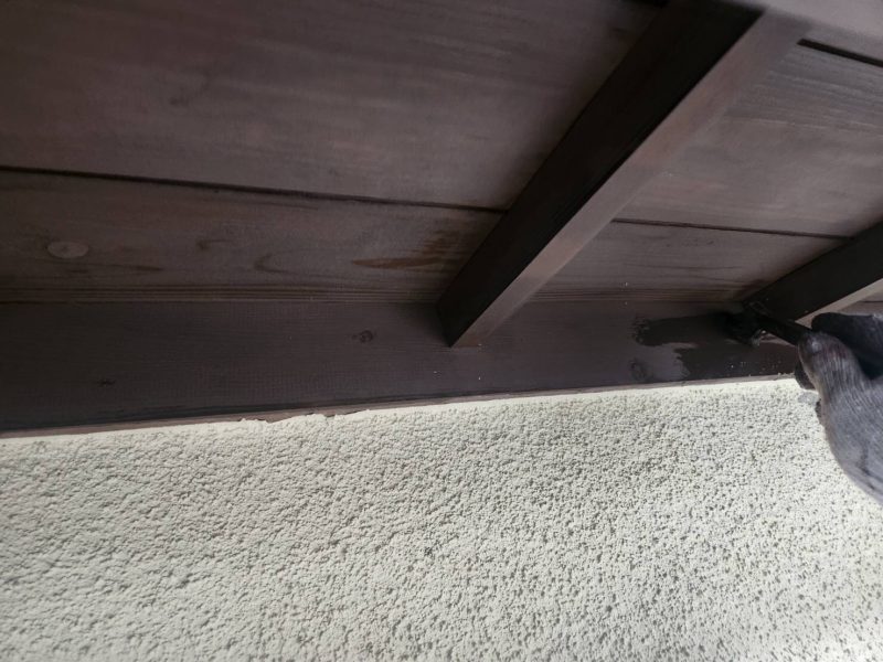福岡県小郡市大保のN様邸で外壁のヒビ割れや木部の色褪せ、雨樋の劣化に対応する外壁・付帯部塗装工事を行っています。3/25着工です。【HPより】