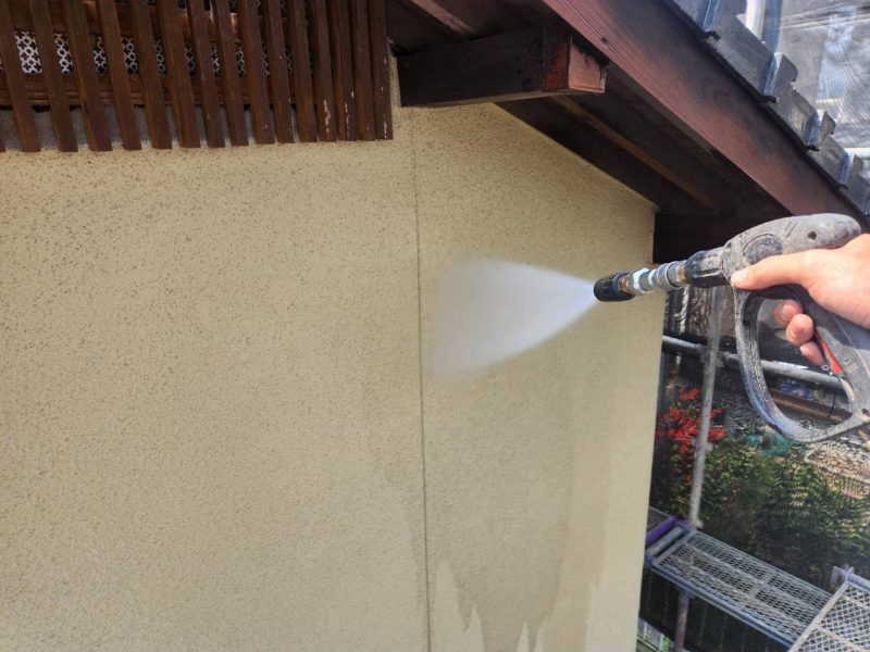 福岡県小郡市大保のN様邸で外壁のヒビ割れや木部の色褪せ、雨樋の劣化に対応する外壁・付帯部塗装工事を行っています。3/25着工です。【HPより】