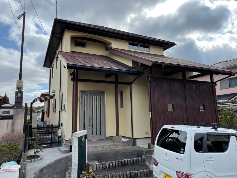 福岡県小郡市希みが丘のA様邸で外壁のヒビ割れ・チョーキング・苔汚れを補修し、屋根にはシーガード工法を施して耐久性を向上させる外装リフォームを実施しました！4/8完成です。【HPより】