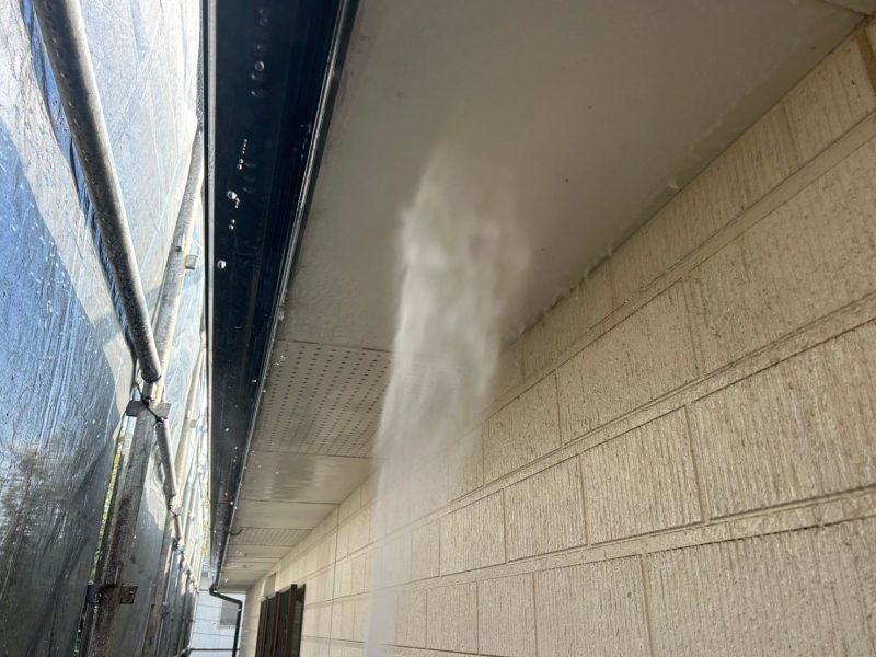 福岡県福岡市東区香住ケ丘のI様邸にて、コーキング劣化・屋根の汚れ・軒天のカビを修復し、美観と防水性を向上させる外壁・屋根塗装工事を行いました！3/27完成です。【HPより】