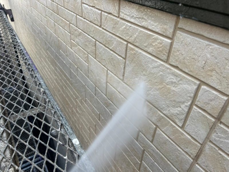 福岡県福岡市東区香住ケ丘のI様邸にて、コーキング劣化・屋根の汚れ・軒天のカビを修復し、美観と防水性を向上させる外壁・屋根塗装工事を行いました！3/27完成です。【HPより】