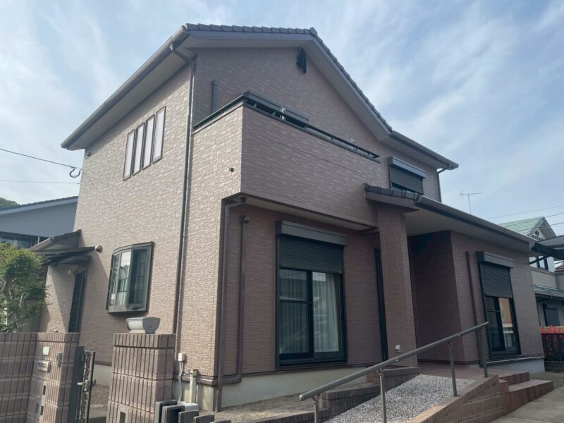 福岡県福岡市東区高美台のK様邸で外壁目地の劣化・ひび割れを補修し、防水性と美観を高めるサイディング外壁塗装工事を行いました。4/23完成です。【HPより】