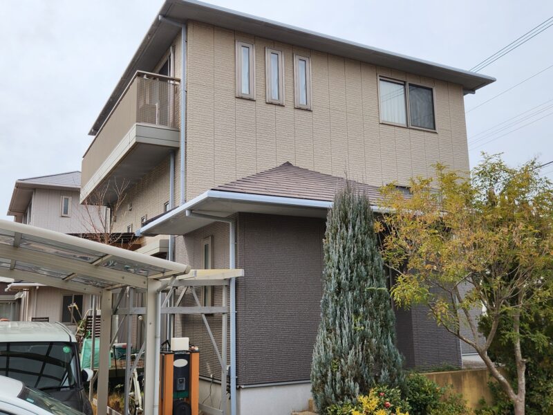 福岡県福津市桜川のO様邸で色褪せとコケが目立つスレート屋根を高圧洗浄＋防水塗装で美しく保護する工事を行いました。4/9完成です。【HPより】