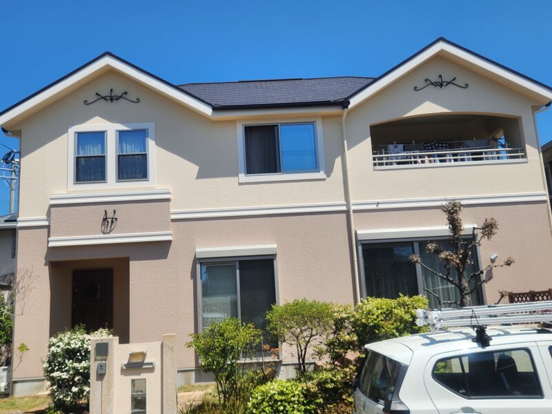 福岡県糟屋郡新宮町杜の宮のＫ様邸で外壁のヒビ割れや汚れ、屋根の色褪せを修復し、美観と耐久性を向上させる外壁・屋根塗装工事を行いました。4/24完成です。【HPより】