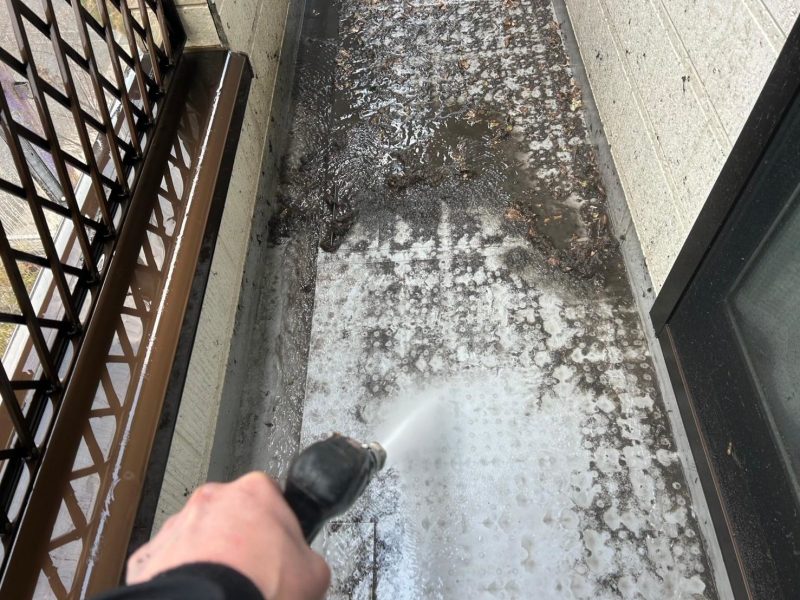 福岡県福岡市東区香住ケ丘のI様邸にて、コーキング劣化・屋根の汚れ・軒天のカビを修復し、美観と防水性を向上させる外壁・屋根塗装工事を行いました！3/27完成です。【HPより】