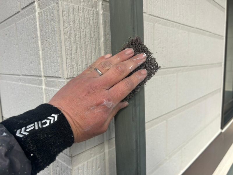 福岡県福岡市東区香住ケ丘のI様邸にて、コーキング劣化・屋根の汚れ・軒天のカビを修復し、美観と防水性を向上させる外壁・屋根塗装工事を行いました！3/27完成です。【HPより】