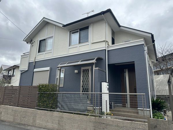 福岡県太宰府市高雄のＨ様邸にて、外壁の塗膜剥がれやシーリング劣化を修復し、美観と耐久性を向上させる外壁塗装・屋根塗装工事を行いました！3/5完成です。【HPより】