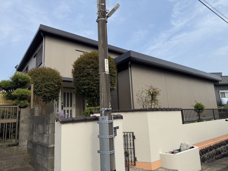 福岡県太宰府市五条のH様邸でチョーキング現象と屋根の劣化を修復！耐久性を向上させる外壁・屋根塗装工事を行いました。4/9完成です。【HPより】