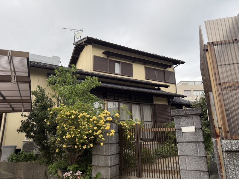 福岡県小郡市大保のN様邸で外壁のヒビ割れや木部の色褪せ、雨樋の劣化に対応する外壁・付帯部塗装工事を行いました。4/17完成です。【HPより】