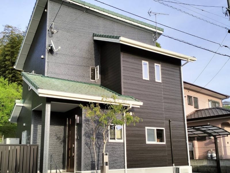 福岡県糟屋郡宇美町貴船のY様邸でコーキングのひび割れや外壁のカビ汚れを一新する外壁塗装とシーリング打ち替え工事を行いました。4/19完成です。【HPより】