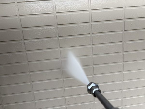 福岡県筑紫野市紫のH様邸でチョーキング現象や屋根・軒天の汚れを改善し、美観と耐久性を向上させる外壁・屋根塗装工事を開始しました！3/3着工です。【HPより】