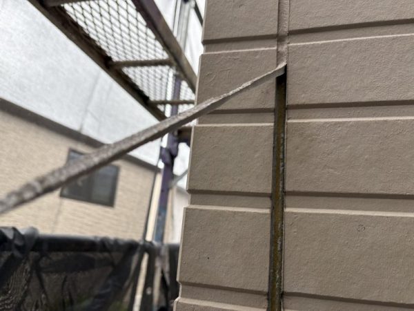 福岡県筑紫野市紫のH様邸でチョーキング現象や屋根・軒天の汚れを改善し、美観と耐久性を向上させる外壁・屋根塗装工事を開始しました！3/3着工です。【HPより】