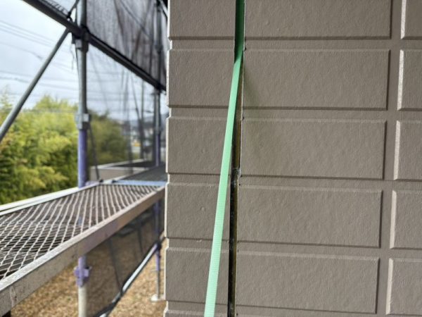福岡県筑紫野市紫のH様邸でチョーキング現象や屋根・軒天の汚れを改善し、美観と耐久性を向上させる外壁・屋根塗装工事を開始しました！3/3着工です。【HPより】