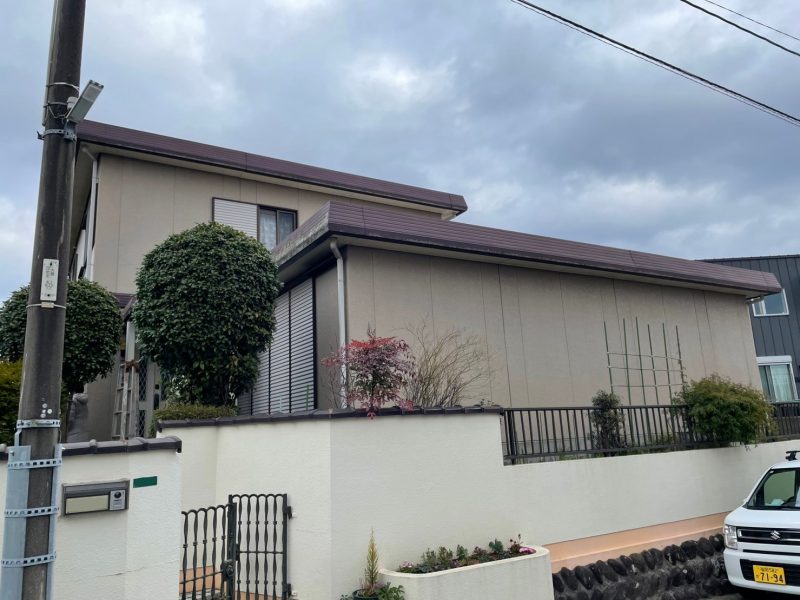福岡県太宰府市五条のH様邸でチョーキング現象と屋根の劣化を修復！耐久性を向上させる外壁・屋根塗装工事を行いました。4/9完成です。【HPより】