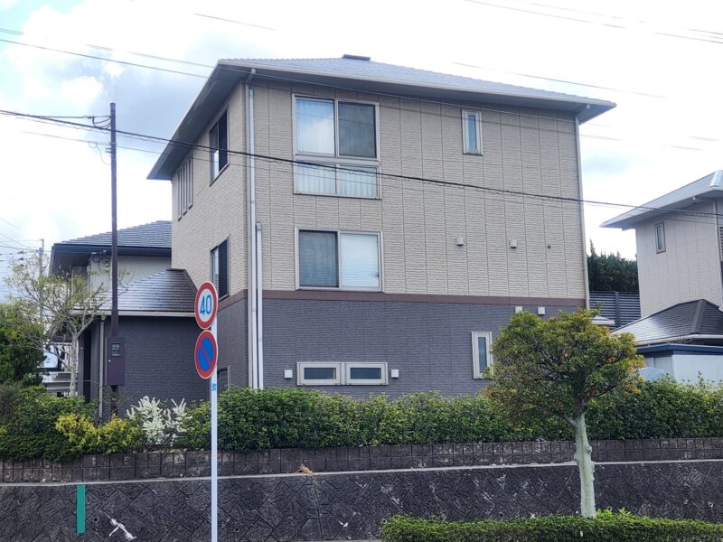 福岡県福津市桜川のO様邸で色褪せとコケが目立つスレート屋根を高圧洗浄＋防水塗装で美しく保護する工事を行いました。4/9完成です。【HPより】