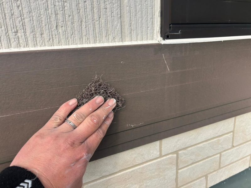 福岡県福岡市東区香住ケ丘のI様邸にて、コーキング劣化・屋根の汚れ・軒天のカビを修復し、美観と防水性を向上させる外壁・屋根塗装工事を行いました！3/27完成です。【HPより】