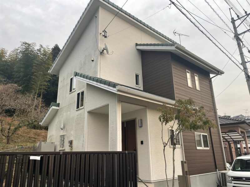福岡県糟屋郡宇美町貴船のY様邸でコーキングのひび割れや外壁のカビ汚れを一新する外壁塗装とシーリング打ち替え工事を行いました。4/19完成です。【HPより】
