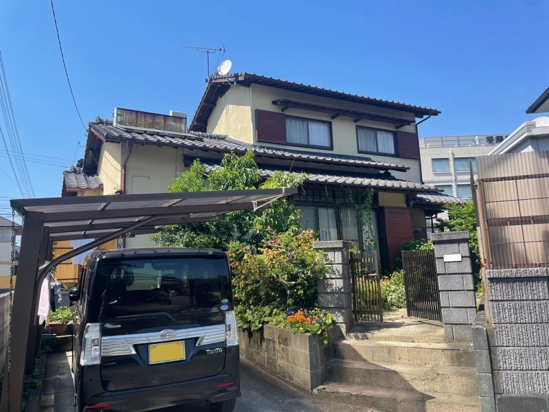 福岡県小郡市大保のN様邸で外壁のヒビ割れや木部の色褪せ、雨樋の劣化に対応する外壁・付帯部塗装工事を行いました。4/17完成です。【HPより】