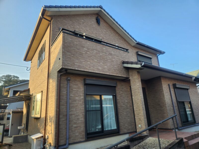 福岡県福岡市東区高美台のK様邸で外壁目地の劣化・ひび割れを補修し、防水性と美観を高めるサイディング外壁塗装工事を行いました。4/23完成です。【HPより】