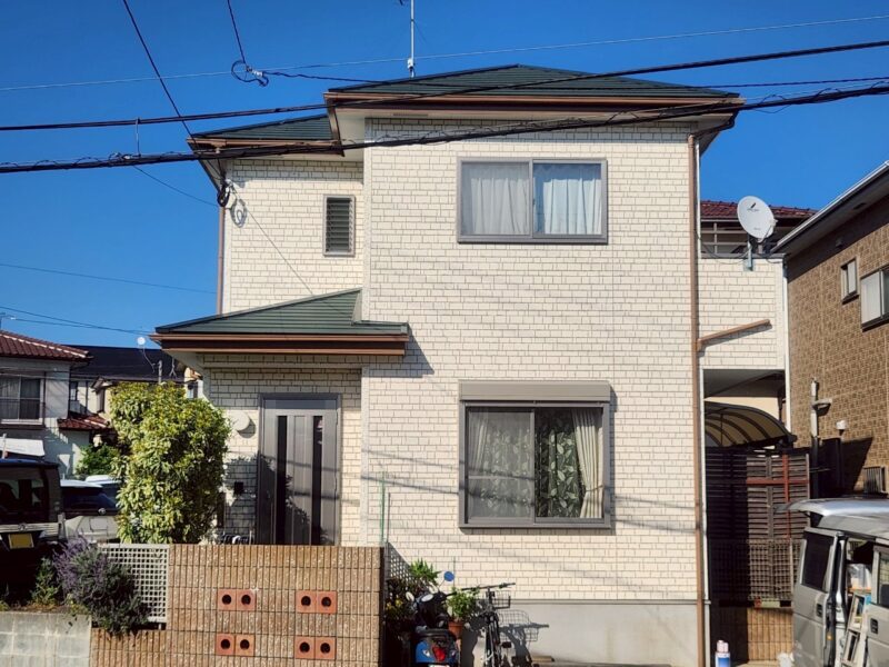 福岡県福岡市東区唐原のＦ様邸で色褪せた外壁と傷んだ屋根をリフレッシュ！高耐候塗料による外壁塗装と、安心・長持ちの屋根カバー工法で施工いたしました。5/1完成です。【HPより】