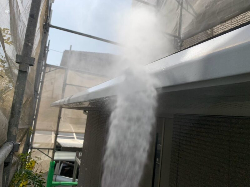 福岡県福津市桜川のO様邸で色褪せとコケが目立つスレート屋根を高圧洗浄＋防水塗装で美しく保護する工事を行いました。4/9完成です。【HPより】