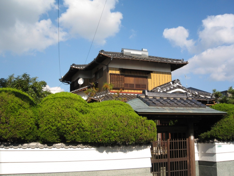 福岡県太宰府市のK様邸で外壁の汚れと色あせを美しく整える外壁塗装工事を行いました。7/26完成です。【チラシより】