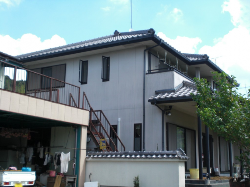 福岡県久留米市藤山町のN様邸でチョーキングや汚れが目立つ外壁を保護する塗装工事を行いました。7/10完成です。【HPより】