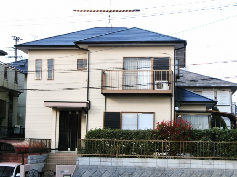 福岡県筑紫野市針摺東のM様邸でチョーキングや色あせに対応した外壁と屋根の塗装工事を行いました。3/21完成です。【HPより】