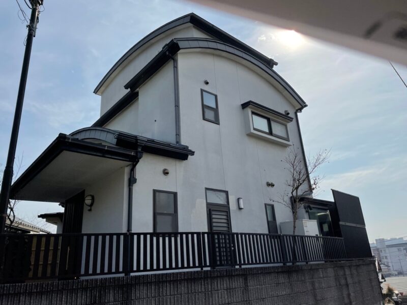 福岡県太宰府市白川のK様邸でチョーキングや塗膜の剥がれが進行した外壁と屋根を丁寧に補修・塗装する外装リフォームを行いました。4/4着工です！【HPより】
