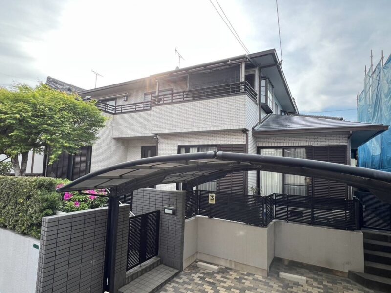福岡県太宰府市長浦台のK様邸で屋根塗装＆雨樋塗装で外観リフレッシュ！大切なお住まいを守る工事を行いました！4/25完成です。【HPより】