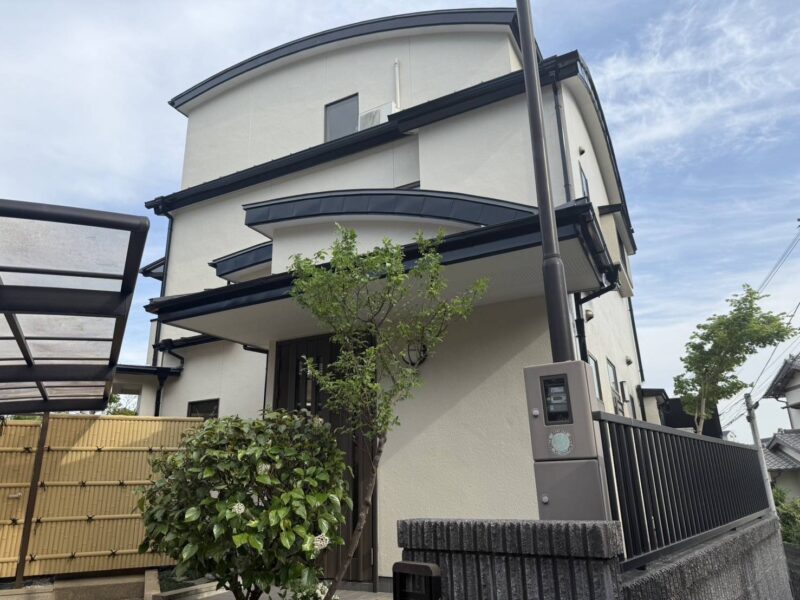 福岡県太宰府市白川のK様邸でチョーキングや塗膜の剥がれが進行した外壁と屋根を丁寧に補修・塗装する外装リフォームを行いました。4/4着工です！【HPより】
