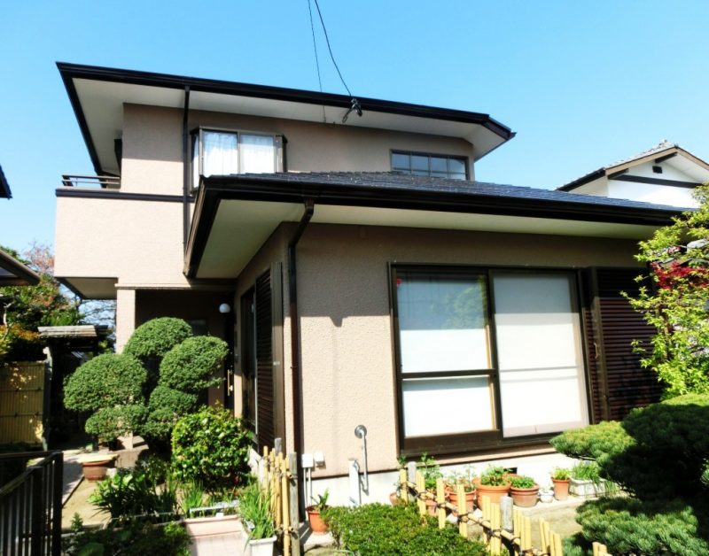 福岡県太宰府市青山のK様邸でチョーキング・色あせが見られた外壁を丁寧に下地処理、高圧洗浄からの外壁塗装工事を行いました。4/8完成です。【HPより】