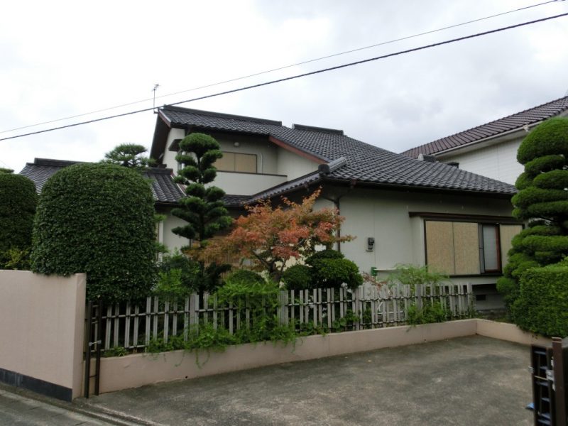 福岡県久留米市のH様邸で外壁のくすみと屋根の色あせを一新する外壁塗装と屋根塗装工事を行いました。10/17完成です。【HPより】
