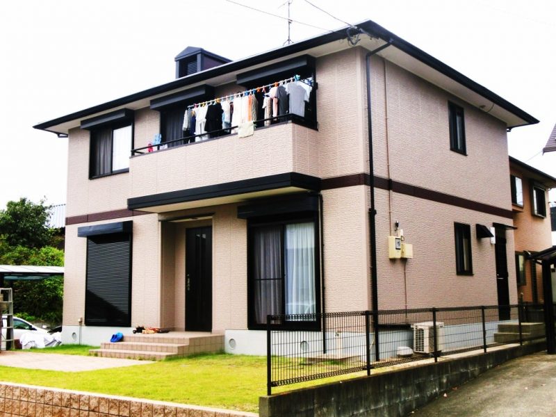 福岡県久留米市北野町のT様邸でチョーキングやシーリングの劣化に対応した外壁と屋根の塗装工事を行いました。9/17完成です。【HPより】