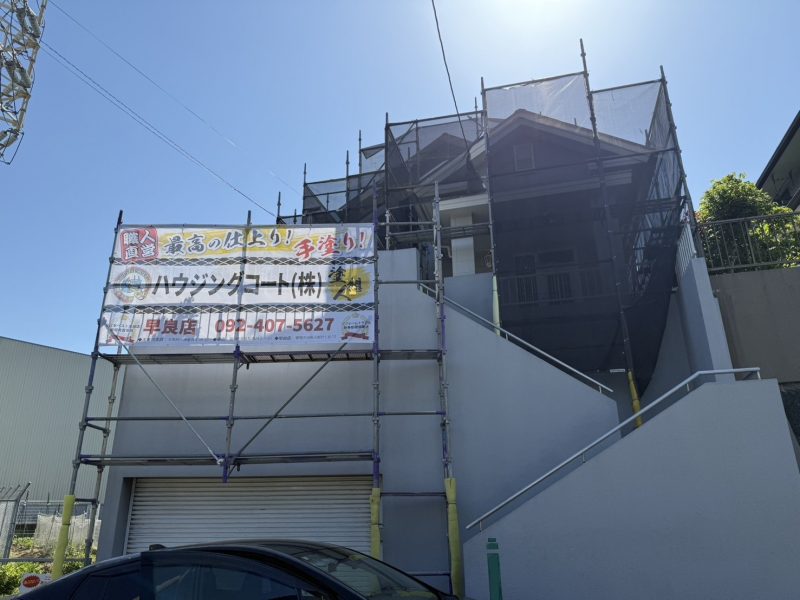 福岡県福岡市城南区樋井川のM様邸で細かなひび割れや防水性低下に対応する高圧洗浄と防水塗料による外壁・屋根塗装工事を行っています。4/26着工です。【HPより】