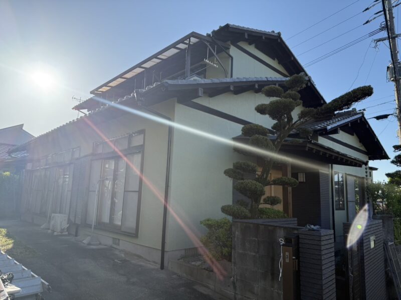福岡県福岡市早良区野芥のN様邸で、経年劣化による色褪せ対策と美観回復を目的とした外壁塗装工事を行いました！5/7完成です。【HPより】