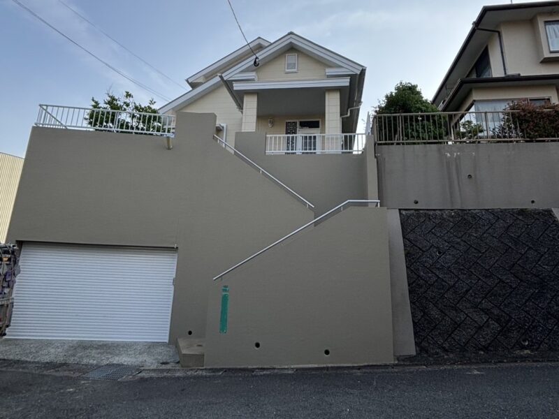 福岡県福岡市城南区樋井川のM様邸で細かなひび割れや防水性低下に対応する高圧洗浄と防水塗料による外壁・屋根塗装工事を行いました。5/20完成です。【HPより】