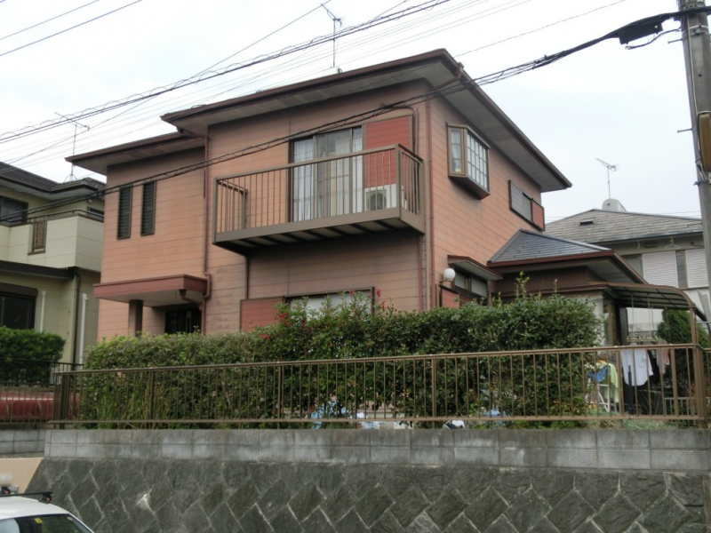 福岡県筑紫野市針摺東のM様邸でチョーキングや色あせに対応した外壁と屋根の塗装工事を行いました。3/21完成です。【HPより】