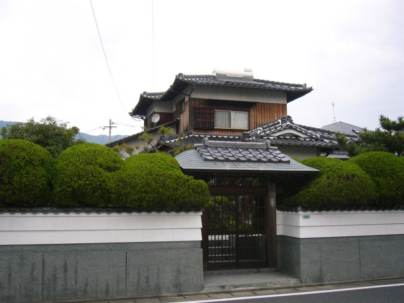 福岡県太宰府市のK様邸で外壁の汚れと色あせを美しく整える外壁塗装工事を行いました。7/26完成です。【チラシより】