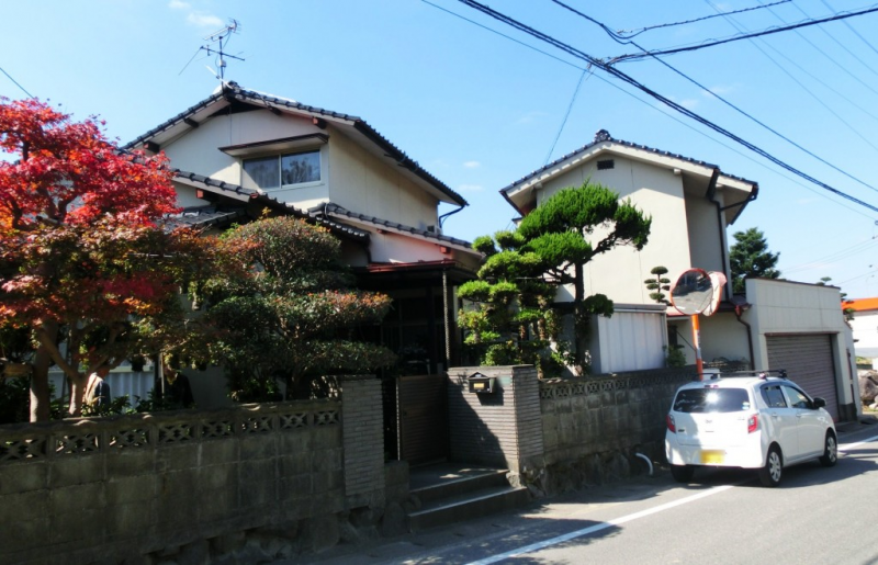福岡県太宰府市梅が丘のT様邸で外壁の汚れと屋根の色あせを改善する外壁塗装と屋根塗装工事を行いました。4/18完成です。【HPより】