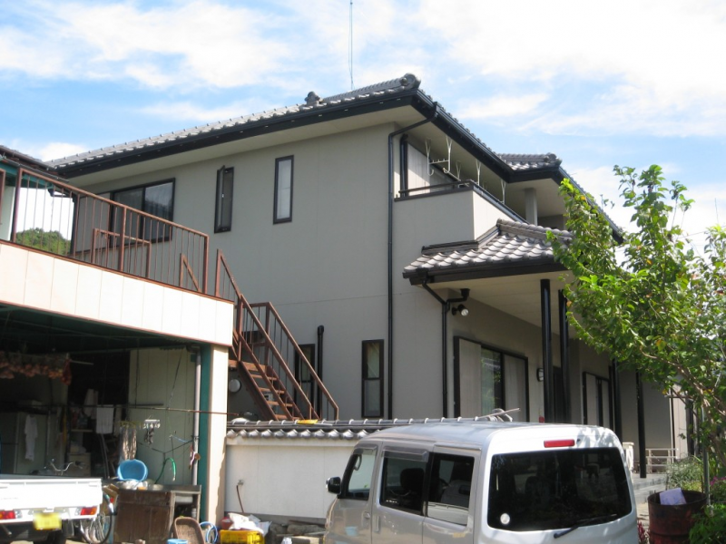 福岡県久留米市藤山町のN様邸でチョーキングや汚れが目立つ外壁を保護する塗装工事を行いました。7/10完成です。【HPより】
