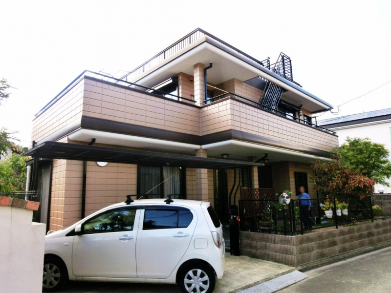 福岡県筑紫野市二日市北のS様邸でシーリングの劣化やチョーキング現象に対応した外壁塗装工事を行いました。10/9完成です。【チラシより】