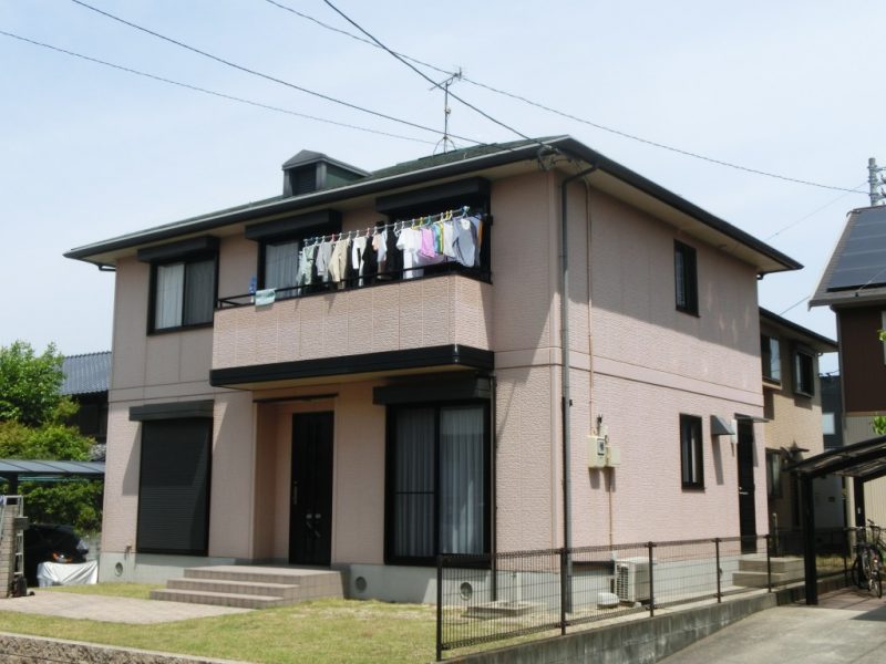 福岡県久留米市北野町のT様邸でチョーキングやシーリングの劣化に対応した外壁と屋根の塗装工事を行いました。9/17完成です。【HPより】