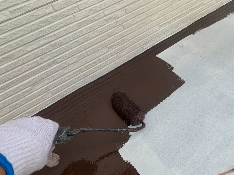 福岡県福岡市東区三苫のT様邸で屋根の色あせや外壁のひび割れとチョーキングを補修する塗装工事と玄関破風のガルバリウムカバー工事を行いました。5/23完成です。【HPより】