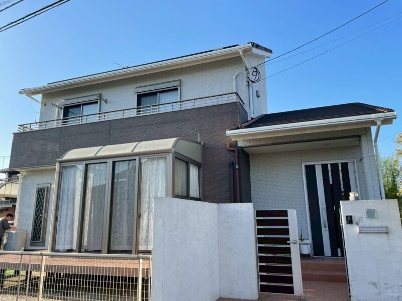 福岡県太宰府市高雄のO様邸でコーキングの劣化や外壁の黒ずみを補修・再塗装する外壁塗装工事を行いました。6/3完成です。【HPより】
