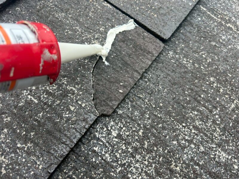 福岡県筑紫野市紫のH様邸で外壁のチョーキングやシーリングの劣化を補修し屋根と外壁を保護する塗装工事を行っています。5/27着工です。【ご来店より】